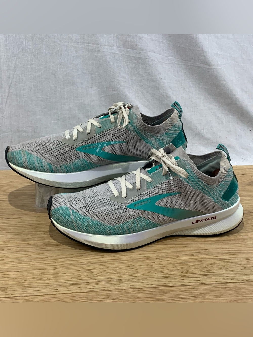 Brooks Levitate 4 Women's Size 11.5 B Running Shoes Antarctica Atlantis White